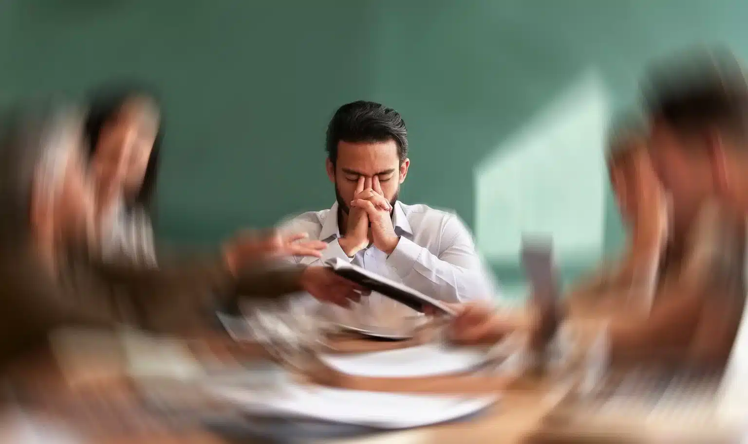 Homme en stress avec son équipe pression